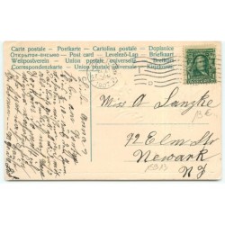 n°15913 - Carte Gaufrée - A Merry Christmas - Père Noël portant un sapin et tirant une luge