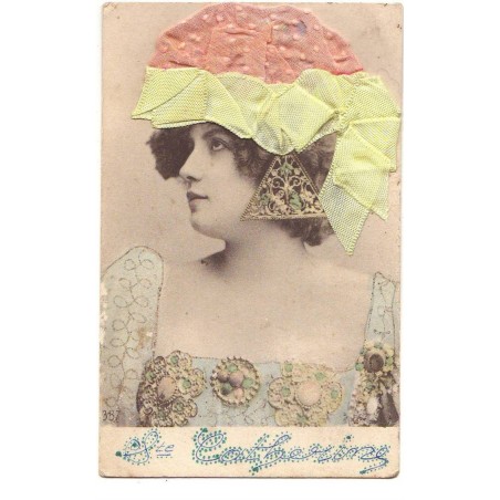 n°16603 - Bonnet de Sainte-Catherine - Jeune Fille avec un bonnet rose et un ruban jaune