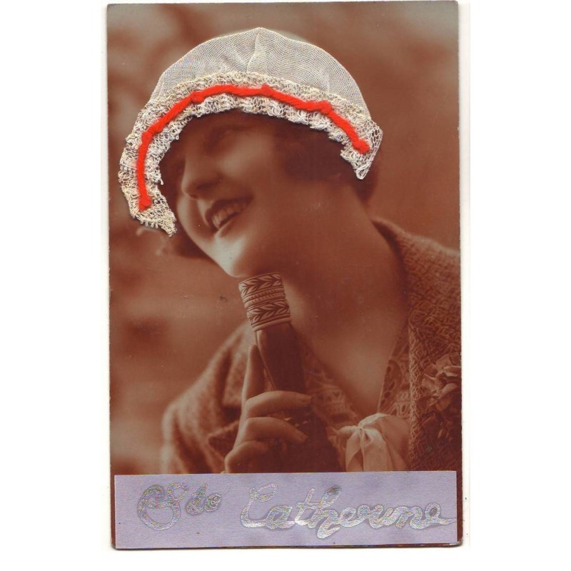 n°16611 - Sainte-Catherine - Jeune femme portant un bonnet blanc avec un ruban rouge