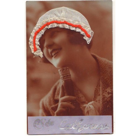 n°16611 - Sainte-Catherine - Jeune femme portant un bonnet blanc avec un ruban rouge