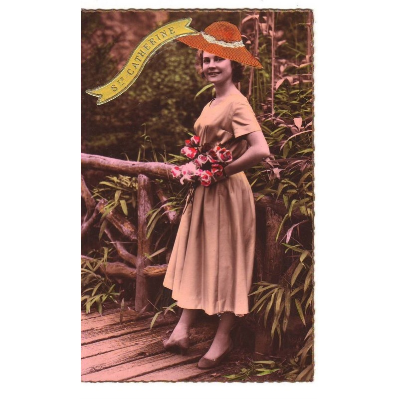 n°16652 - Bonnet de Sainte-Catherine - Photo d'une femme avec un bouquet de rose, et portant un chapeau orange