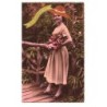 n°16652 - Bonnet de Sainte-Catherine - Photo d'une femme avec un bouquet de rose, et portant un chapeau orange