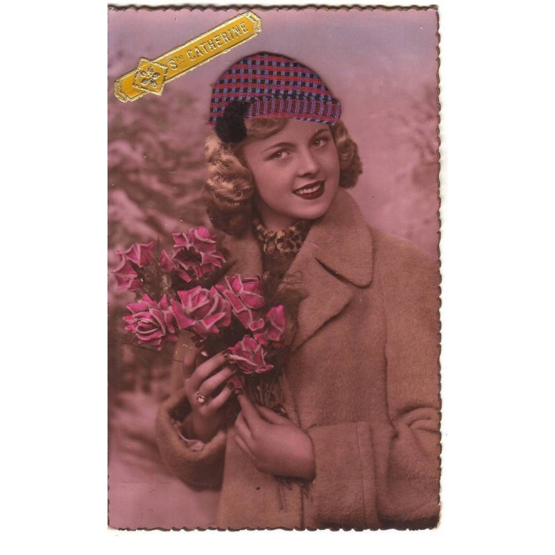 n°16653 - Bonnet de Sainte-Catherine - Photo d'une femme avec un bouquet de rose, et portant un chapeau bleu et rose