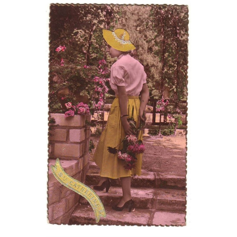 n°16654 - Bonnet de Sainte-Catherine - Photo d'une femme avec un bouquet de fleurs, et portant un chapeau jaune