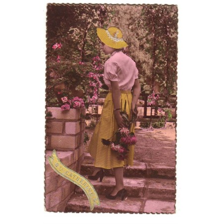 n°16654 - Bonnet de Sainte-Catherine - Photo d'une femme avec un bouquet de fleurs, et portant un chapeau jaune