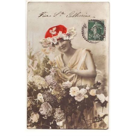 n°16704 - Bonnet Sainte-Catherine - Photo d'une jeune femme portant un bonnet rouge avec un bord en dentelle