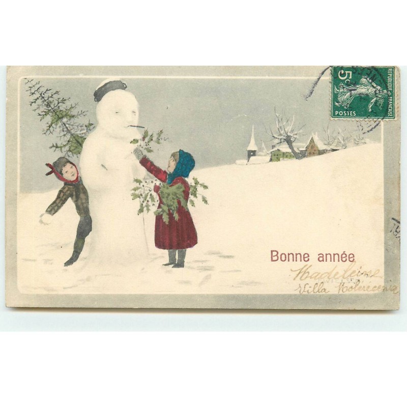 n°17089 - Bonne Année - Enfants décorant avec du houx un bonhomme de neige