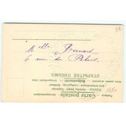n°17150 - Carte Gaufrée - Clapsaddle - Enfant portant un chapeau à plume dans un coeur
