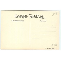 n°17311 - Naillod - Jeune femme portant des patins à roulettes et tombant