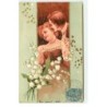 n°17589 - Carte Gaufrée - Homme chuchotant à l'oreille d'une jeune femme - Brins de muguet