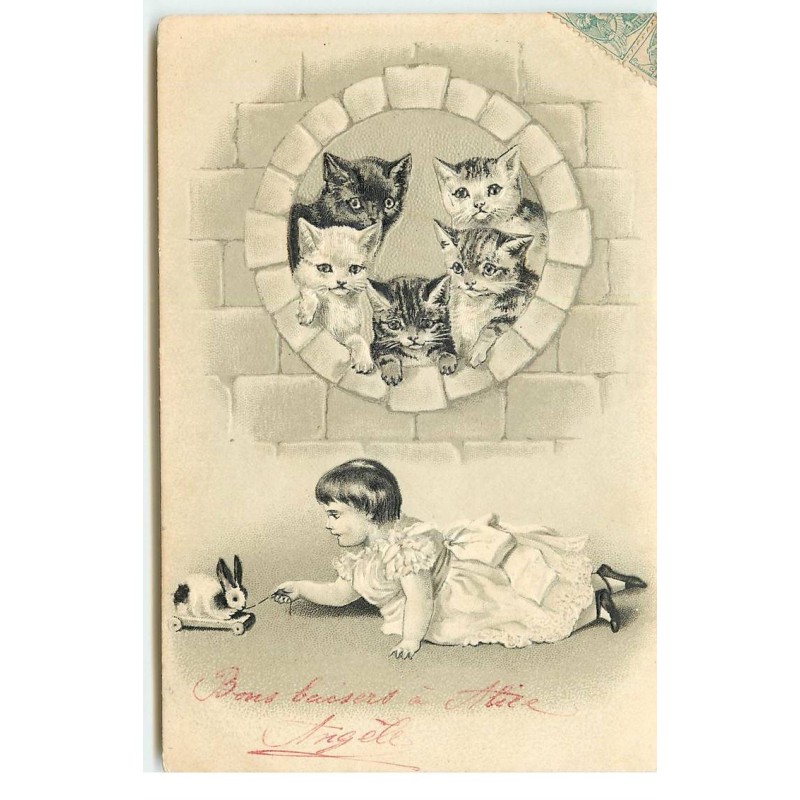 n°17595 - Carte Gaufrée - Fillette jouant avec un lapin, sous le regard de chats