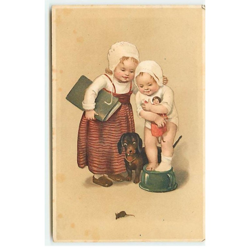 n°17894 - Deux enfants et un teckel regardant une souris