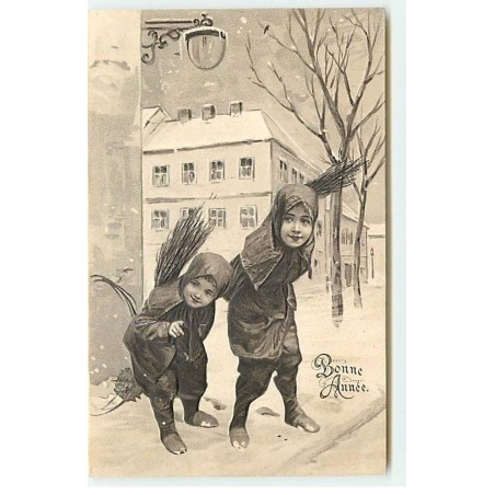 n°18028 - Carte Gaufrée - Bonne Année - Petits ramoneurs au pied d'une immeuble