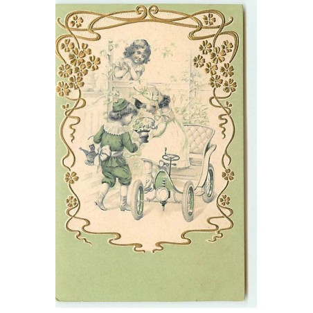 n°18247 - Carte Gaufrée - Garçon aidant une fillette à descendre d'une voiture