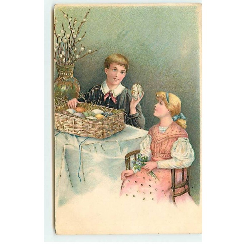n°18329 - Carte Gaufrée - Jeunes gens près d'un panier rempli d'oeufs