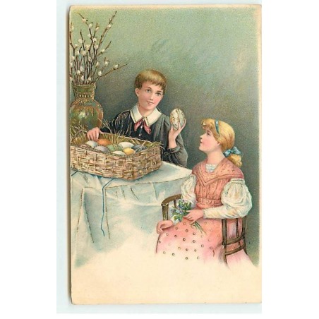 n°18329 - Carte Gaufrée - Jeunes gens près d'un panier rempli d'oeufs