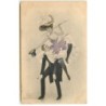 n°18512 - Homme portant sur une épaule une jeune femme