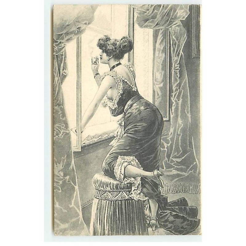 n°18612 - Jeune femme légèrement regardant par la fenête en fumant