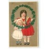 n°18628 - Carte Gaufrée - Flatscher - Heureuse Année - Fillettes tenant une couronne de trèfles