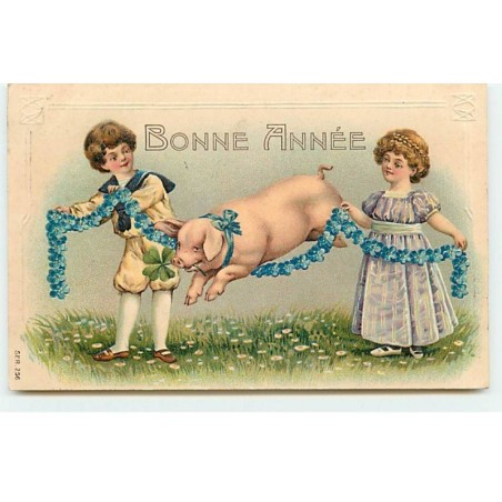 n°18629 - Carte Gaufrée - Bonne Année - Enfants tenant une guirlande de fleurs pour qu'un cochon saute par-dessus