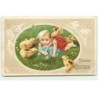 n°18640 - Carte Gaufrée - Pâques - Fröhliche Ostern - Poussins autour d'un bébé allongé dans un pré