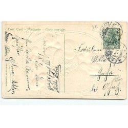 n°18640 - Carte Gaufrée - Pâques - Fröhliche Ostern - Poussins autour d'un bébé allongé dans un pré