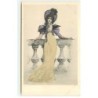 n°18655 - Jeune femme portant une robe style empire adossée à une balustrade - Style Viennoise