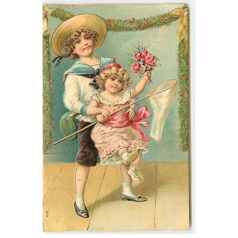 n°18685 - Carte Gaufrée - Garçon portant une fillette, et un filet à papillon