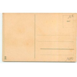 n°18695 - Un singe habillé, portant un monocle et fumant une cigarette, mettant des gants