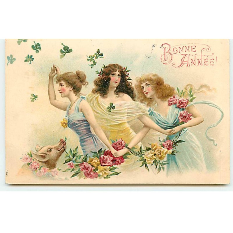 n°18721 - Carte Gaufrée - Bonne Année - Trois jeunes femmes dansant avec une guirlande de fleurs, devant un cochon