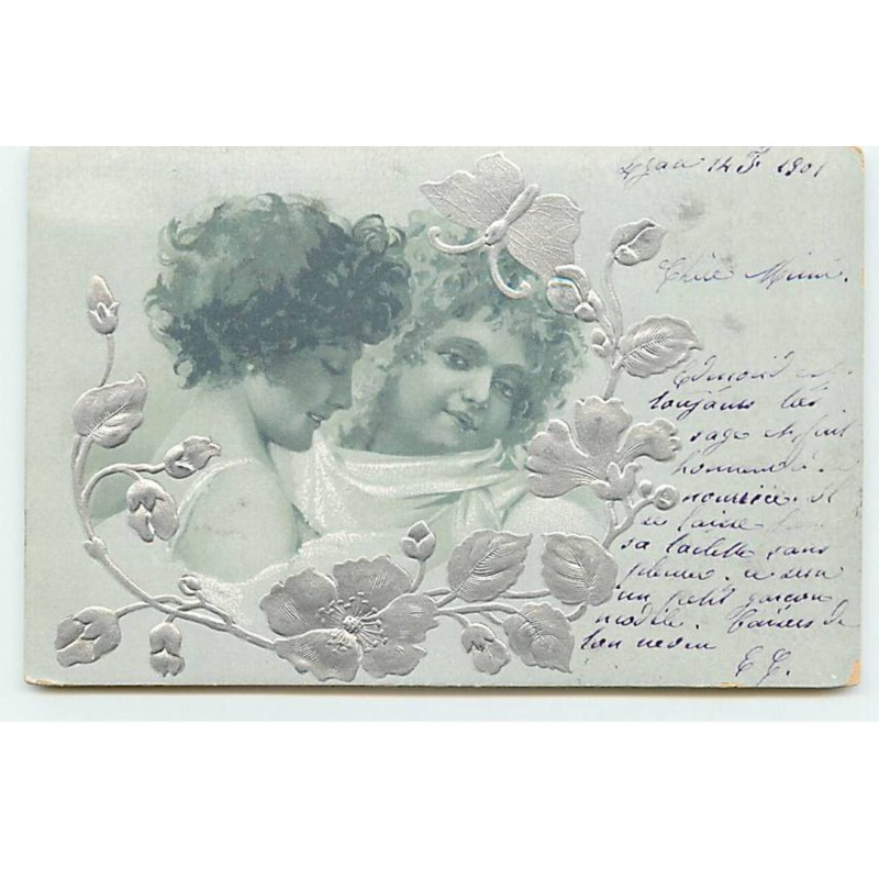 n°18739 - Carte Gaufrée - Deux portraits d'enfants au milieu de fleurs, et papillon