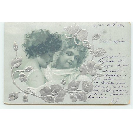 n°18739 - Carte Gaufrée - Deux portraits d'enfants au milieu de fleurs, et papillon