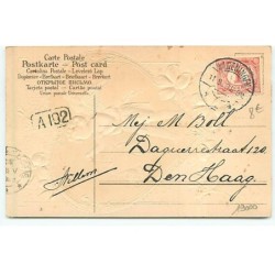 n°19000 - Carte gaufrée - Ange au milieu d'un coeur entouré de violettes, pesant deux coeurs