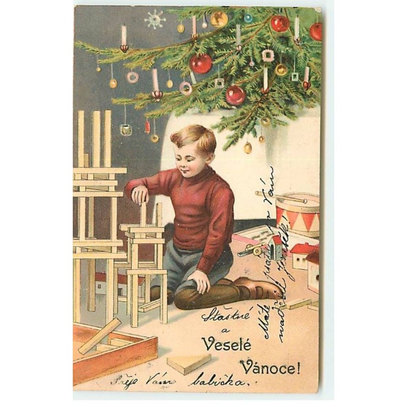 n°19080 - Veselé Vanoce - Garçon jouant avec un jeu en bois près d'un sapin