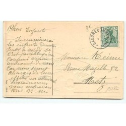 n°19242 - Carte Gaufrée - Bien à vous - Garçon dans un avion lançant des violettes