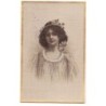 n°19258 - Carte Brodée Tissée Soie - Jeune femme portant une couronne de fleurs