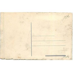 n°19314 - K. - Femme portant un manteau avec un noeud en ruban noir sur le devant