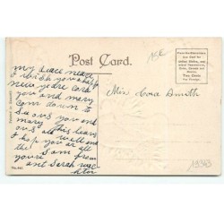 n°19343 - Carte Gaufrée - A Merry Christmas - Père Noël apportant un sapin avec des jouets dans un sac à côté