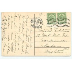 n°19365 - Carte Gaufrée - Heureuses Pâques - Fillette donnant du grain à des poules et un coq