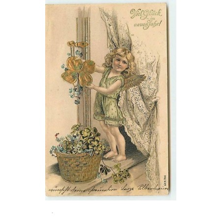 n°10894 - Carte Fantaisie Gaufrée - Angelot avec un trèfle sur un pas de porte