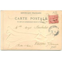 n°19425 - Carte Gaufrée - Art Nouveau - Jeune femme de profil sentant une rose