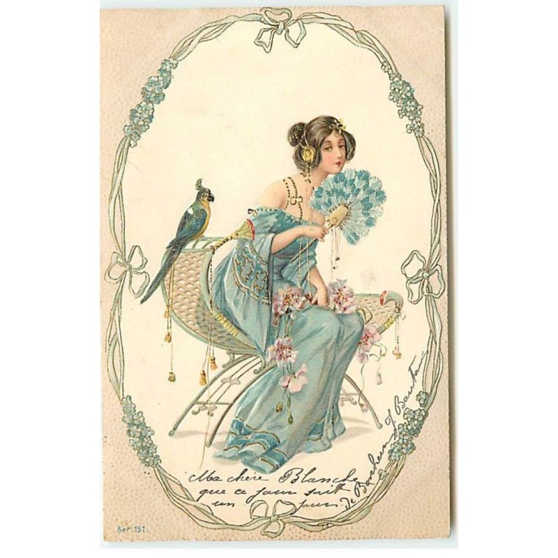 n°19495 - Carte Gaufrée - Art Nouveau -Femme assise avec un éventail en plume, sous le regard d'un perroquet