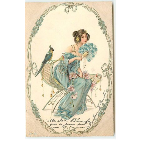 n°19495 - Carte Gaufrée - Art Nouveau -Femme assise avec un éventail en plume, sous le regard d'un perroquet