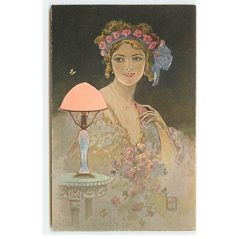n°19608 - E.B. - Jeune femme avec des roses dans les cheveux, assise près d'une lampe, regardant un papillon