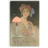 n°19608 - E.B. - Jeune femme avec des roses dans les cheveux, assise près d'une lampe, regardant un papillon