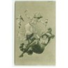 n°19664 - Femmes s'amusant avec du champagne - Pierrot jouant du violon