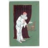 n°19667 - Carte Gaufrée - Pierrot derrière un rideau