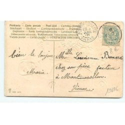n°19696 - Carte Gaufrée - Teckel faisant le beau près d'un panier rempli de roses