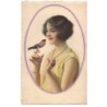 n°19705 - Jeune femme avec un collier de perles (en relief) et un oiseau sur le doigt