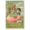 n°19738 - Carte Gaufrée - Fröhliche Ostern - Garçon regardant une fillette assise sur un oeuf, près d'un mouton